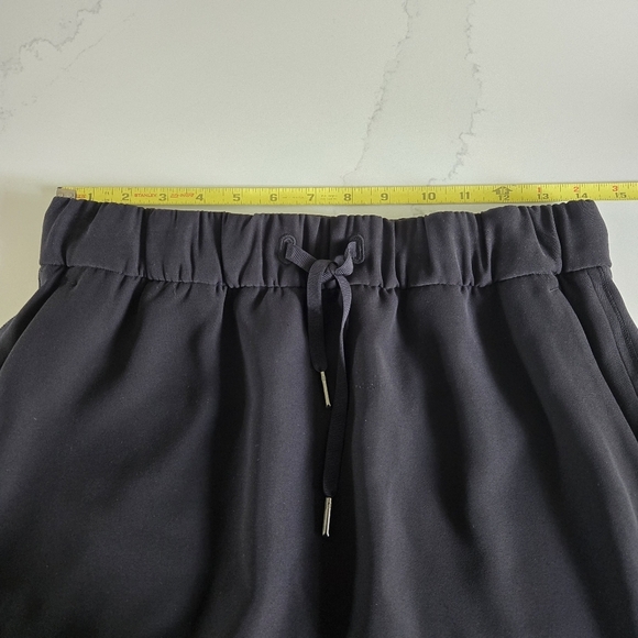 NWOT Lululemon On The Fly Skirt Woven Solid Black Elastic Waist Knee Length Sz 8 - Picture 4 of 7